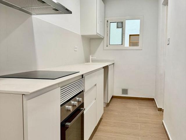 Piso en venta en calle Ferrocarrils Catalans, Barcelona, de 77 m² 3 habitaciones por 290.000