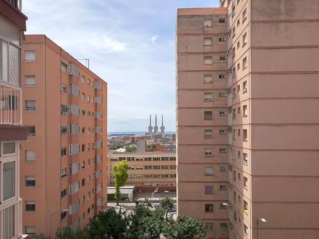 Piso en venta en calle Grup Verge de la Salut, Badalona, de 65 m² 3 habitaciones por 230.000