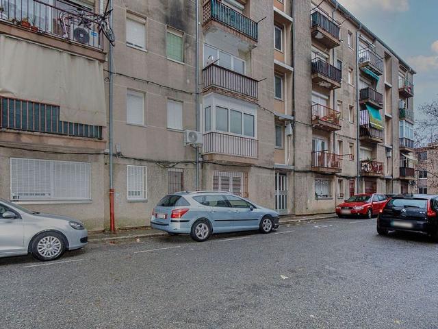 Piso en venta en calle Grup Vilarroja, Girona, de 51 m² 3 habitaciones por 80.000