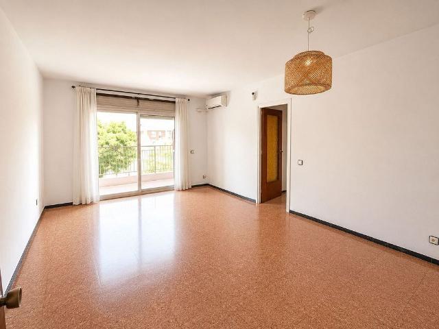 Piso en venta en calle Juan Sebastian Elcano, Mataró, de 84 m² 4 habitaciones por 280.000