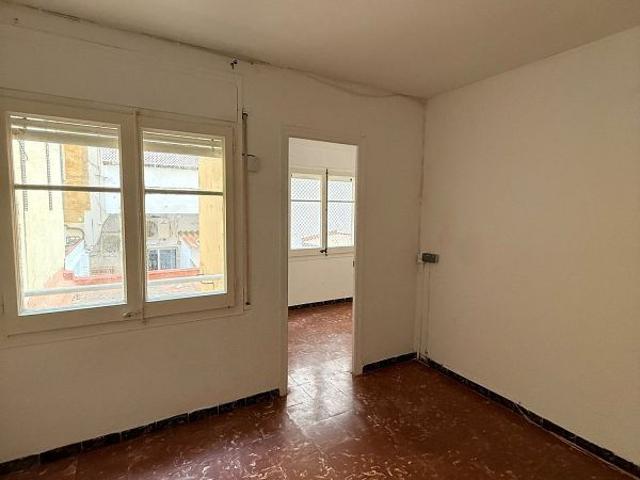 Piso en venta en calle Jardins D'alfabia, Barcelona, de 64 m² 3 habitaciones por 195.000
