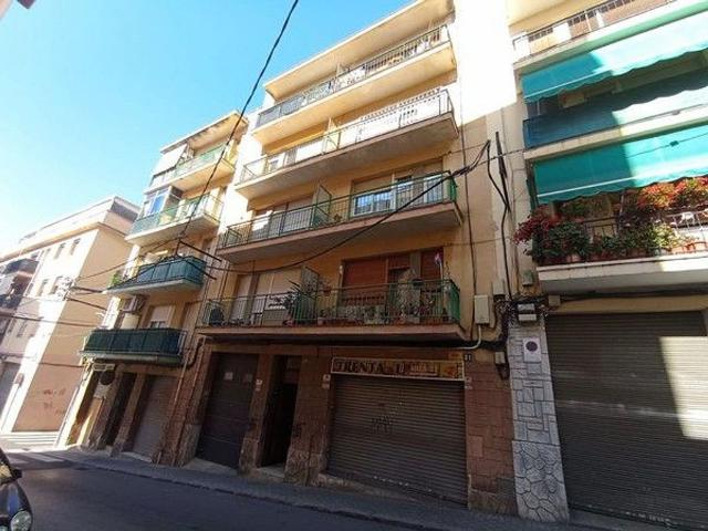 Piso en venta en calle Joan Maragall, Mataró, de 69 m² 3 habitaciones por 83.000