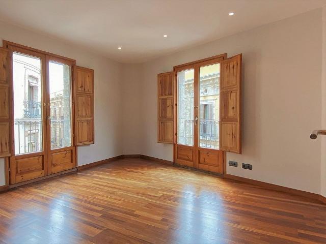 Piso en venta en calle Jovellanos, Barcelona, de 90 m² 3 habitaciones por 495.000