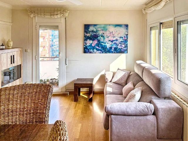 Piso en venta en calle Lusitania de la, Sabadell, de 75 m² 3 habitaciones por 269.000