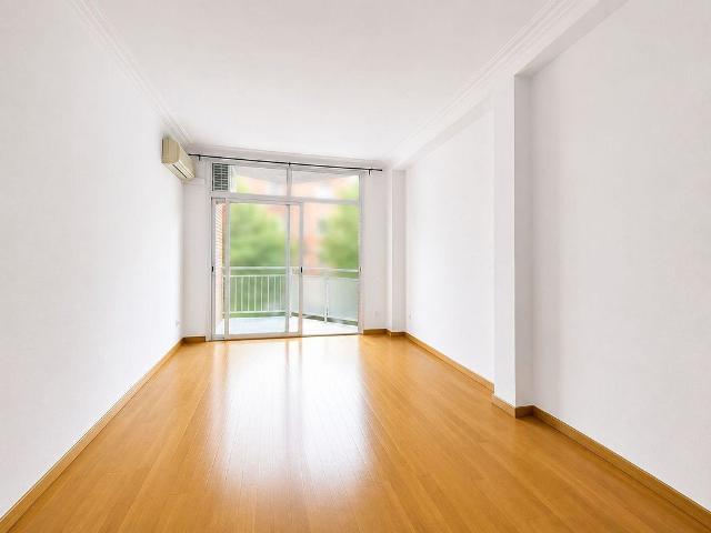 Piso en venta en calle Lepant, Barcelona, de 80 m² 4 habitaciones por 385.000
