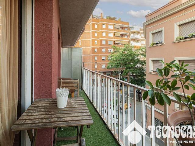Piso en venta en calle Padilla, Barcelona, de 75 m² 3 habitaciones por 375.000