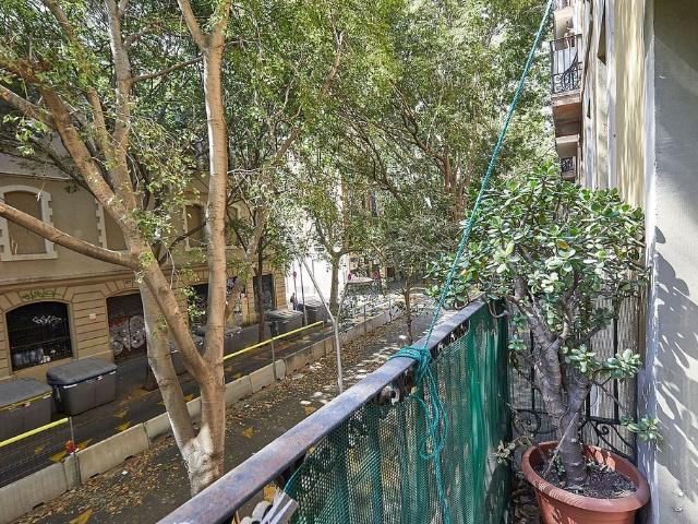 Piso en venta en calle Parlament, Barcelona, de 55 m² 2 habitaciones por 345.000