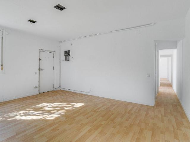 Piso en venta en calle Pedraforca, Barcelona, de 80 m² 3 habitaciones por 179.000