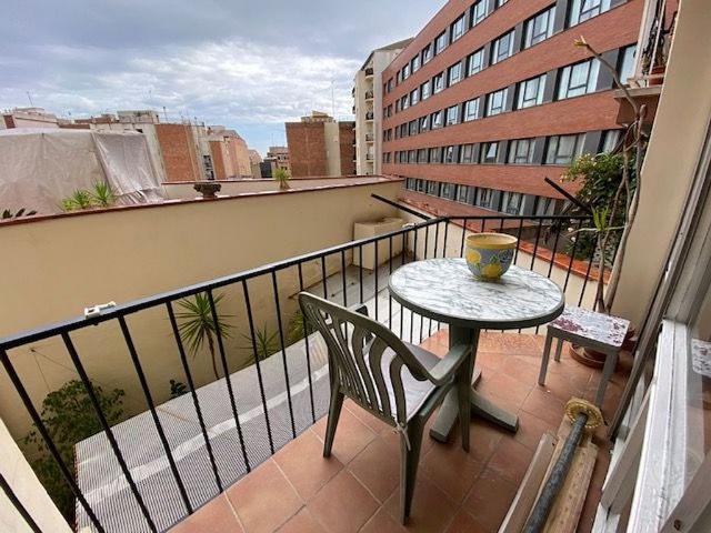Piso en venta en calle Pi I Margall, Barcelona, de 90 m² 4 habitaciones por 530.000