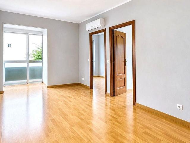 Piso en venta en calle Pont del Treball Digne, Barcelona, de 67 m² 3 habitaciones por 330.000