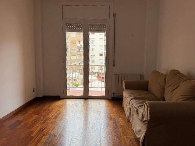 Piso en venta en calle Rocafort, Barcelona, de 84 m² 4 habitaciones por 400.000