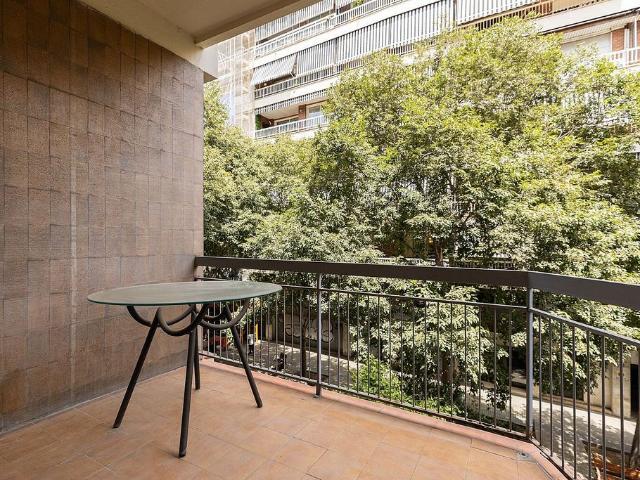 Piso en venta en calle Rocafort, Barcelona, de 90 m² 4 habitaciones por 590.000