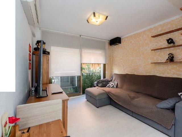 Piso en venta en calle Sales I Ferre, Barcelona, de 64 m² 3 habitaciones por 330.000