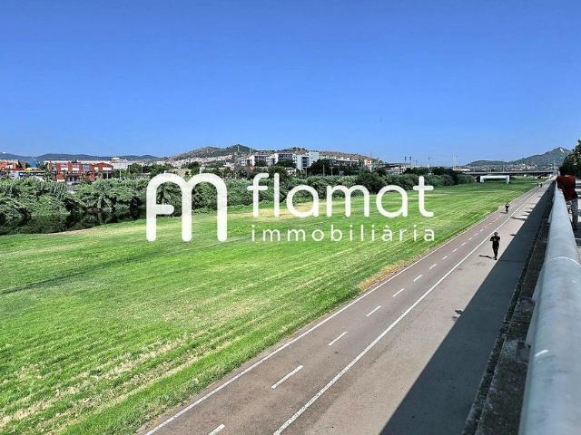 Piso en venta en calle Salzereda, Santa Coloma de Gramanet, de 64 m² 3 habitaciones por 220.000