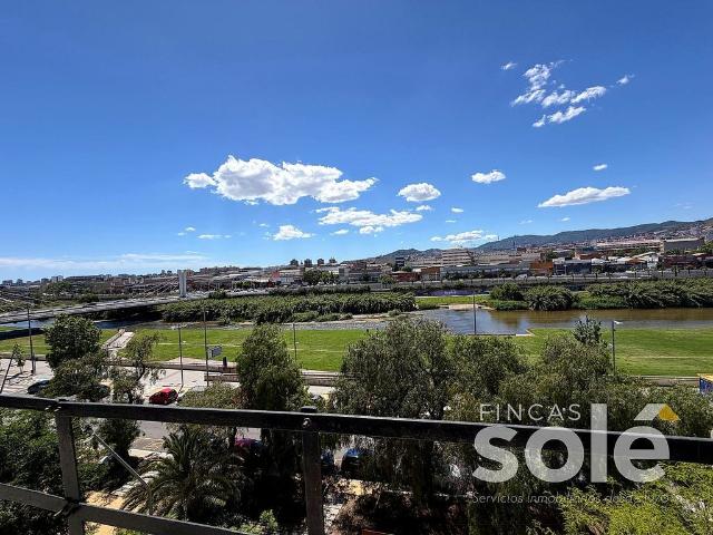 Piso en venta en calle Salzereda, Santa Coloma de Gramanet, de 78 m² 3 habitaciones por 220.000