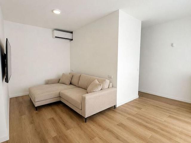Piso en venta en calle Sant Jordi, Santa Coloma de Gramanet, de 56 m² 1 habitación por 93.000
