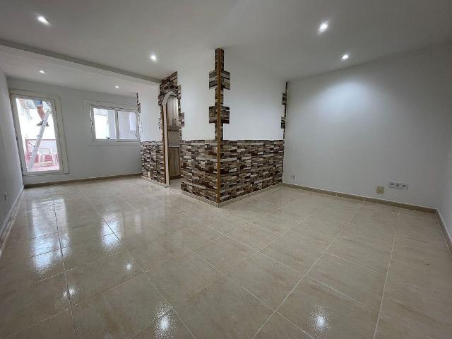 Piso en venta en calle Sant Mateu de, Terrassa, de 61 m² 2 habitaciones por 158.000
