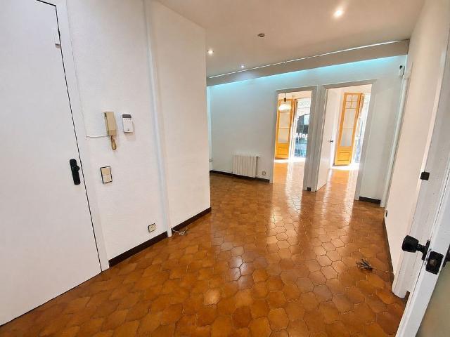 Piso en venta en calle Sant Medir, Barcelona, de 56 m² 2 habitaciones por 285.000