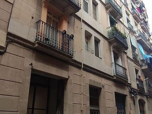Piso en venta en calle Sant Vicenç, Barcelona, de 74 m² 3 habitaciones por 180.000