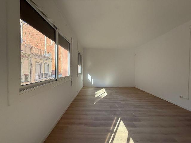 Piso en venta en calle Violant D'hongria, Barcelona, de 85 m² 3 habitaciones por 435.000