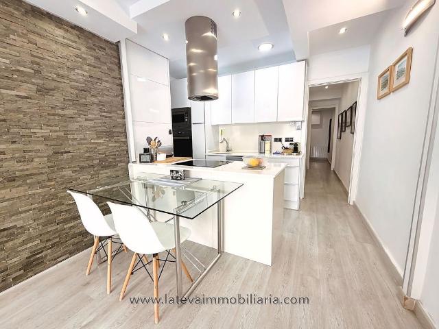 Piso en venta en calle Violant D'hongria, Barcelona, de 82 m² 3 habitaciones por 470.000