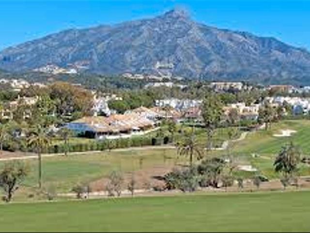 Piso en venta en Campana La. Piso de 3dormitorios 2 baños mas parking en Nueva Andalucía Marbella. Pisos Campana.
