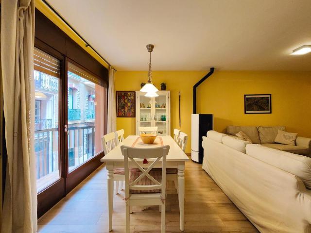 Piso en venta en Camprodon Pirineos. Piso centrico 3 habitaciones + terraza. Pisos.