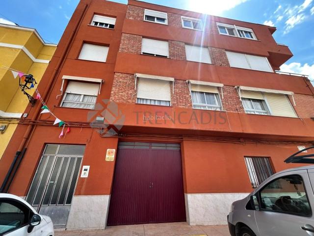 Piso en venta en Canals. Oportunidad de inversión en Canals apartamento de 3 dormitorios y 2 baños con 113 m, listo para reformar. Ubicación práctica cerca. Pisos.