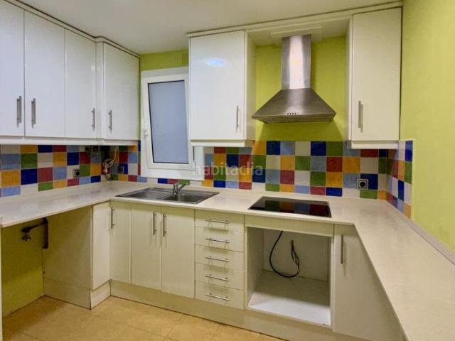 Piso en venta en Canet de Mar. Prtoducto Apialia.Vivienda en buen estado ubicada en la primera planta real de un edificio con ascensor de 1967. La vivienda se co. Pisos Canet de.