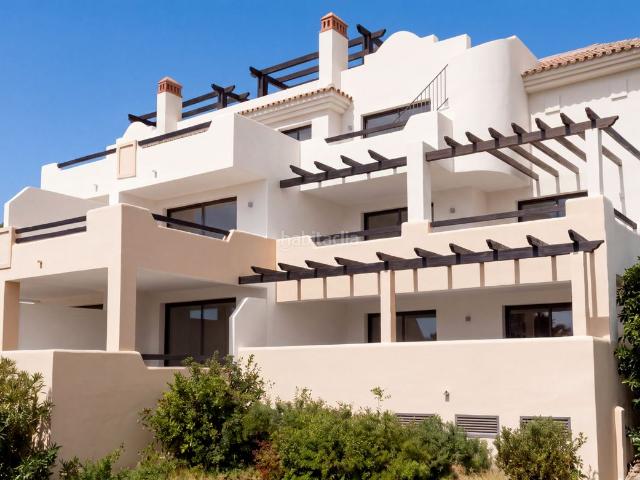 Piso en venta en Casares, Doña Julia Golf. Espectacular vivienda de dos dormitorios y amplia terraza privada con vistas al mar en el exclusivo complejo residencial. Pisos.