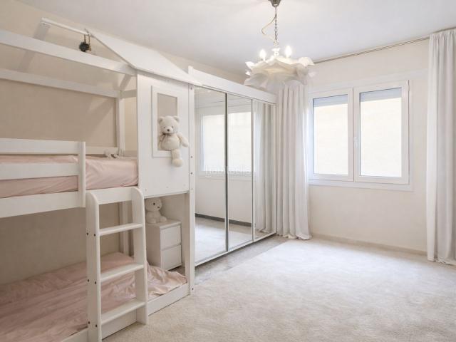 Piso en venta en Castelldefels, Castell Poble Vell. Amplio piso exterior de 141 m² con balcón y parking doble en Poble Vell. Pisos.