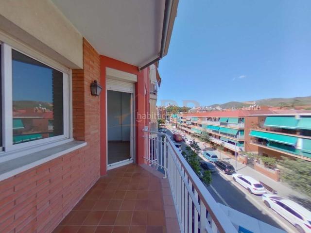 Piso en venta en Castelldefels, Castell Poble Vell. Espacioso, bien resuelto y fácil de alquilar. Pisos.