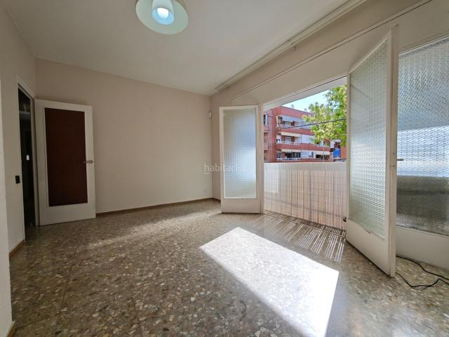 Piso en venta en Castelldefels, Centre. Luminoso piso a dos vientos en pleno centro de Castelldefels, junto al Ayuntamiento. Pisos.