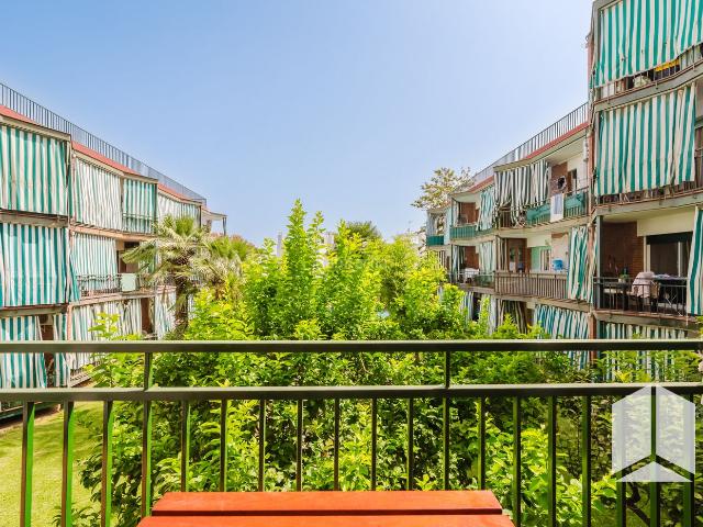 Piso en venta en Castelldefels, Bellamar. Piso reformado a estrenar con piscina comunitaria. Pisos.