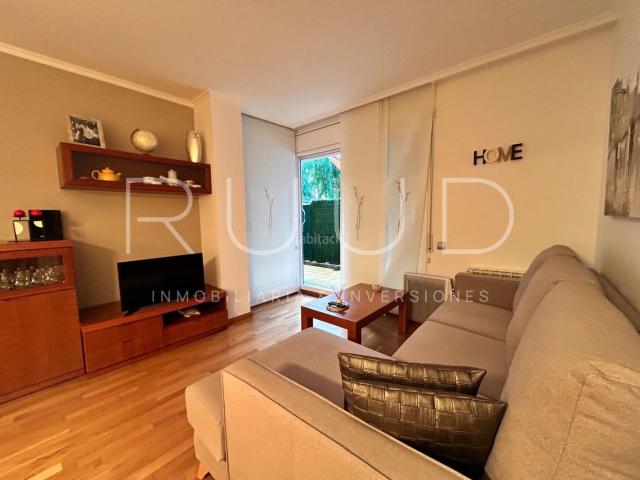 Piso en venta en Castelldefels, Els Canyars. Exclusiva planta baja con acceso directo a piscina y jardín comunitario. Terrazas privadas. Pisos.