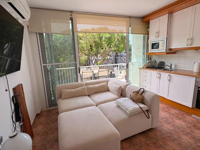 Piso en venta en Castelldefels, La Pineda. ¡FINQUES BAIXADOR PRESENTA ESTE PISO DE 2 HABS. AL LADO DEL MAR CON AMPLIA TERRAZA, PARKING Y TRASTERO!. Pisos.
