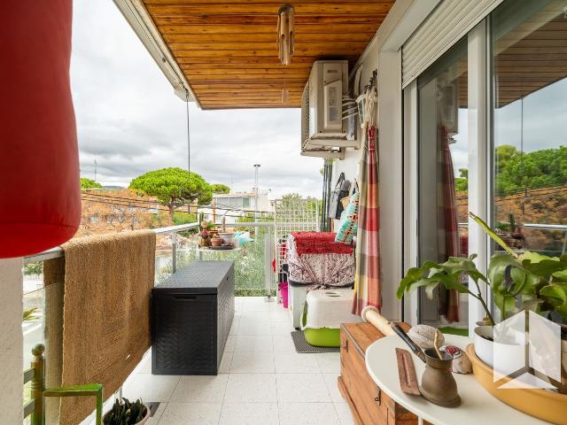 Piso en venta en Castelldefels, La Pineda. terraza tres habitaciones. Pisos.