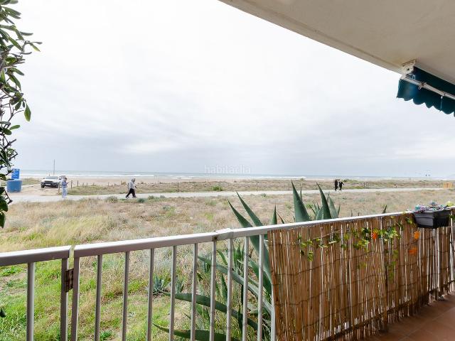 Piso en venta en Castelldefels, Lluminetes. Maravillosa planta baja en primera línea de playa en Castelldefels, única en la zona!. Pisos.