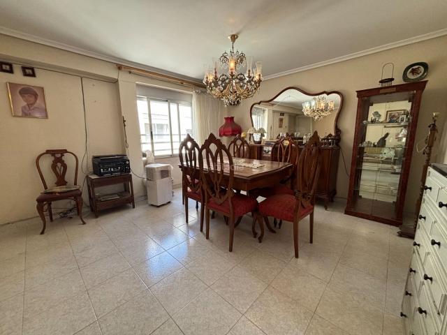 Piso en venta en Castellón de la Plana, Zona Avenida del Mar. AMPLIO PISO DE 3 DORMITORIOS CON ASCENSOR Y EXCELENTE UBICACIÓN EN CALLE CAMPOAMOR. Pisos Castellón de la.