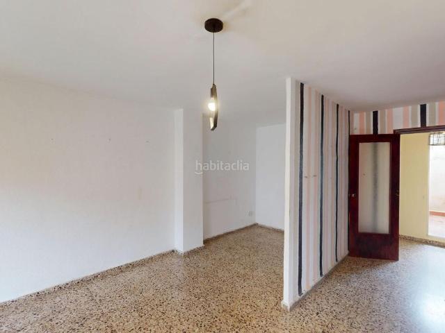 Piso en venta en Castellón de la Plana, Plaza Illes Columbretes. Estudio en zona de bajas emisiones en el Raval de Castellón para reformar con patio. Pisos Castellón de la.