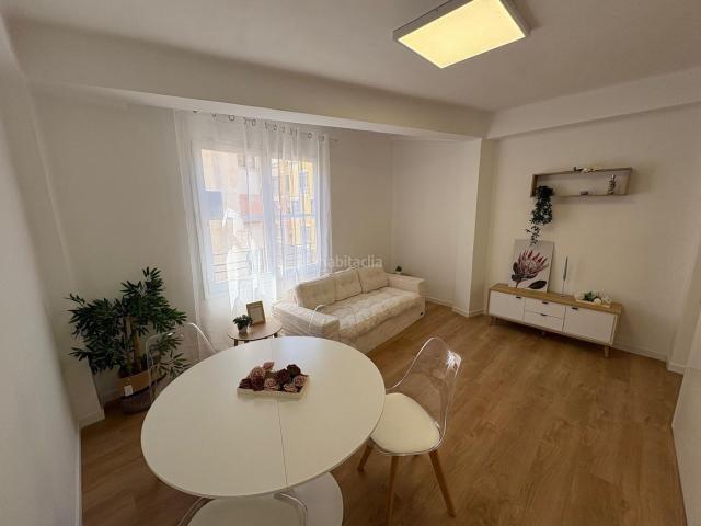 Piso en venta en Castellón de la Plana, Plaza Illes Columbretes. Piso reformado de tres dormitorios sin ascensor en zona norte de Castellón. Pisos Castellón de la.