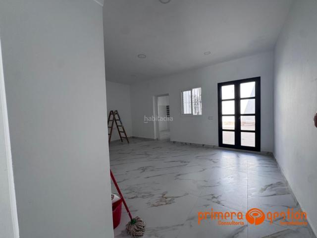 Piso en venta en Carmona. Magnífico piso independiente, con la comodidad de la planta baja, totalmente reformado, en la cotizada zona de El Real.La vivienda. Pisos.