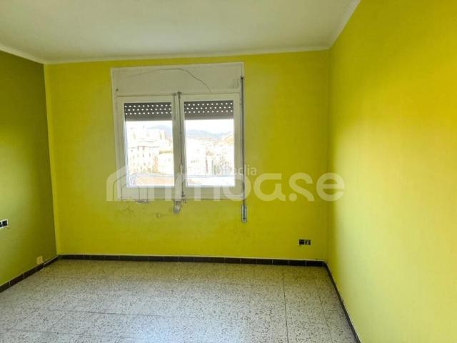 Piso en venta en Cardona. Piso amplio para reformar con vistas al Castillo de Cardona. Pisos.