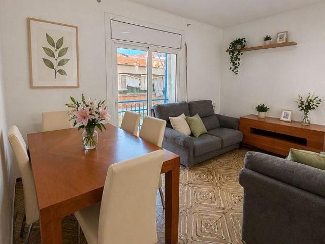 Piso en venta en carretera De Mena, Badalona, de 66 m² 3 habitaciones por 158.000