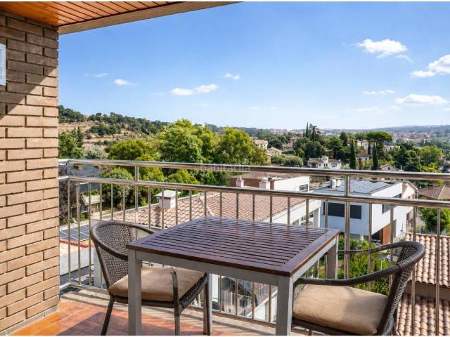 Piso en venta en Centelles. Piso de 4 habitaciones con balcón y chimenea en el centro de Centelles. Pisos.