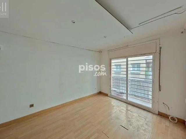 Piso en venta en Cerdanyola del Vallès, Centre Cordelles. Amplio apartamento de 3 dormitorios en Cerdanyola del Vallès, Barcelona, con excelente ubicación cerca de supermercados, colegios. Pisos.