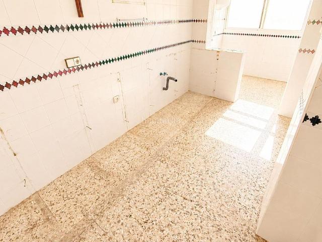 Piso en venta en Chiclana de la Frontera, La Banda Campo de Fútbol. AMPLIO PISO PARA REFORMAR EN URB. SAN CARLOS, 3ª PLANTA SIN ASCENSOR, CHICLANA. Pisos Chiclana de la.