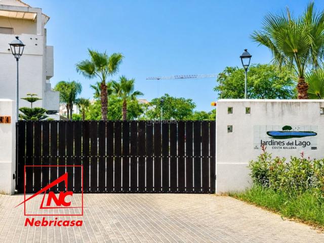 Piso en venta en Chipiona, Las Tres Piedras Costa Ballena. PLANTA BAJA CON JARDÍN Vivienda en planta baja ubicada en la Urbanización Jardines del Lago, en Costa Ballena.Cuenta con 147 m2 c. Pisos.