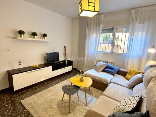 Piso en venta en Churriana de la Vega, Casco Histórico. VIVIENDA AMUEBLADA, CON 2 DORMITORIOS, BAÑO COMPLETO, COCINA INDEPENDIENTE AMUEBLADA INCLUIDO LAVADERO, GARAJE Y ASCENSOR. Pisos Churriana de.