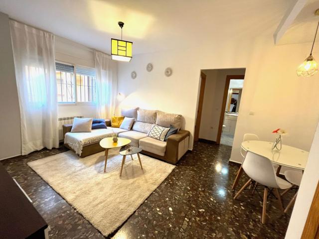 Piso en venta en Churriana de la Vega, Casco Histórico. VIVIENDA AMUEBLADA, CON 2 DORMITORIOS, BAÑO COMPLETO, COCINA INDEPENDIENTE AMUEBLADA INCLUIDO LAVADERO, GARAJE Y ASCENSOR. Pisos Churriana de.